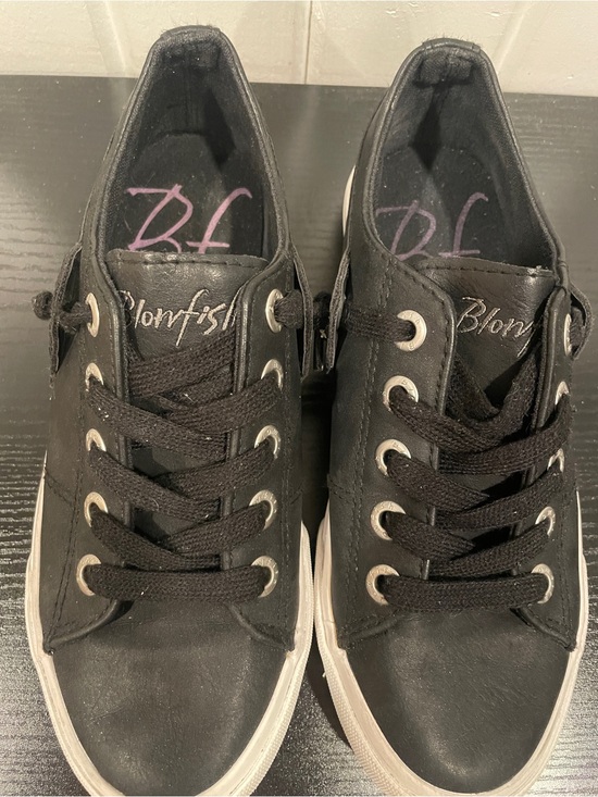 Blowfish Shoes - Blowfish Black and White faux  leather Lace-Up Sneakers size 6